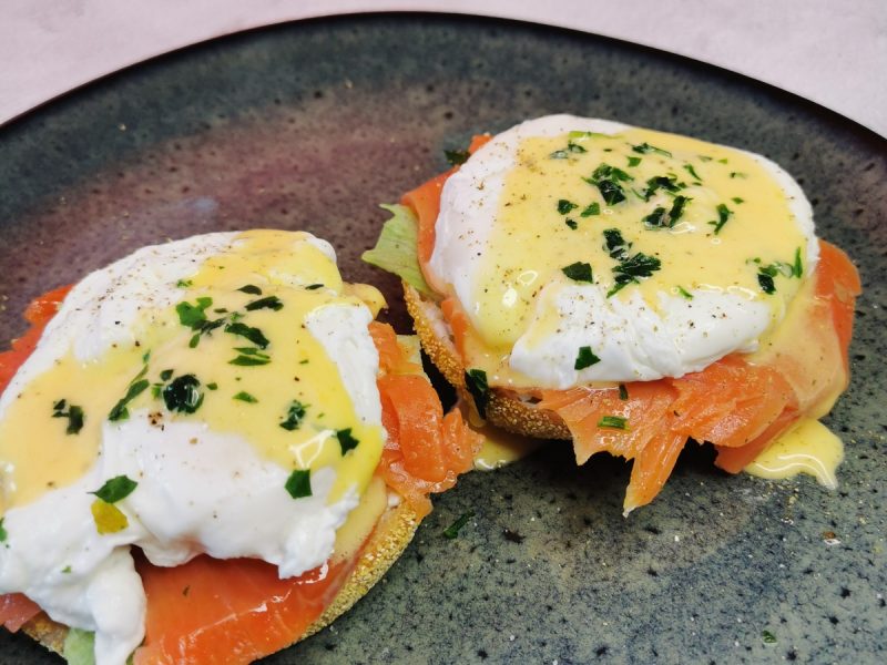 EGGS BENEDICT MIT LACHS