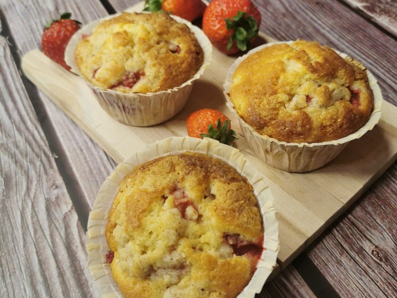 ERDBEER-RHABARBER-MUFFINS MIT STREUSEL