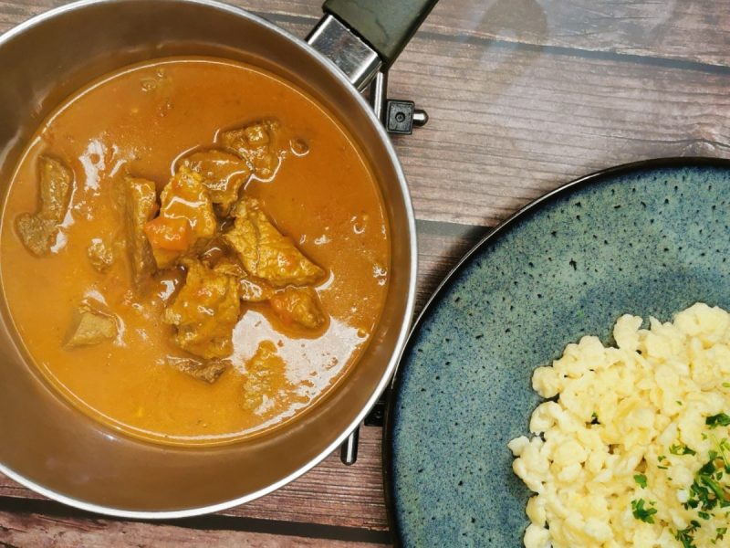 RINDSGULASCH MIT SPÄTZLE